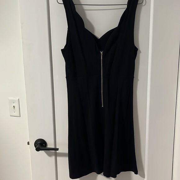 Black dress - Picture 4 of 5